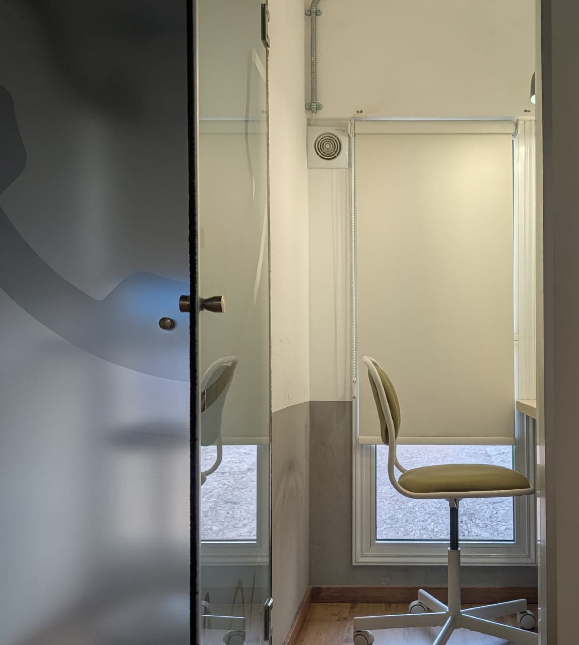 Single private call booth for focused work