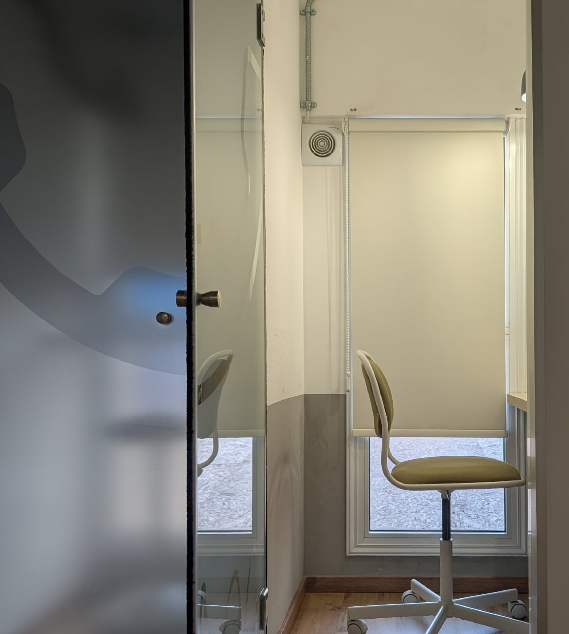 Single private call booth for focused work